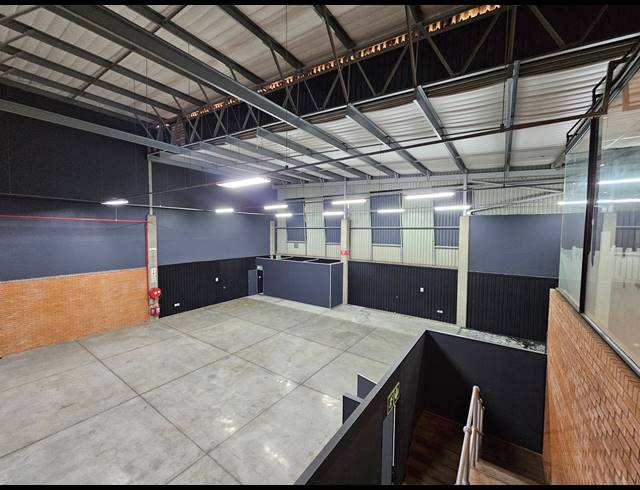 530M² WAREHOUSE TO LET IN LONGLAKE